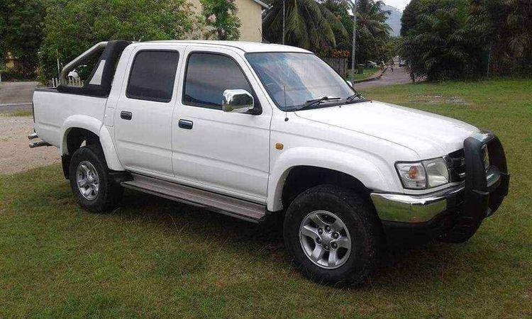 2004 TOYOTA HILUX